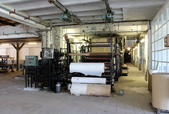 Die 48 Meter lange Papiermaschine ist die Attraktion der Patent-Papierfabrik Hohenofen.